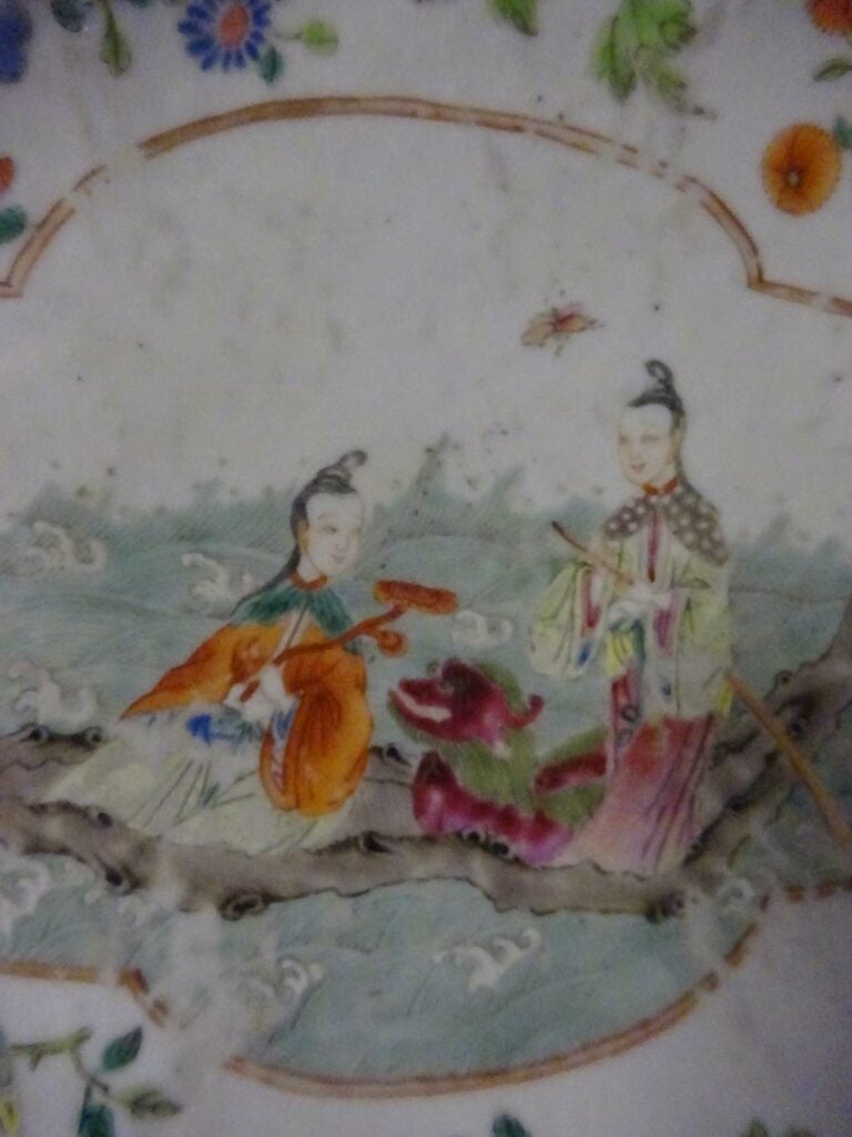 [-] COUPE A OFFRANDES EN PORCELAINE A DECOR EMAILLE DE LA FAMILLE ROSE - Chine,…