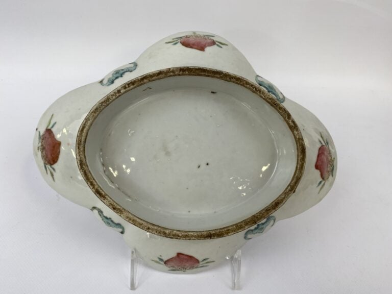 COUPE A OFFRANDES EN PORCELAINE A DECOR EMAILLE POLYCHROME DANS LE STYLE DE LA…