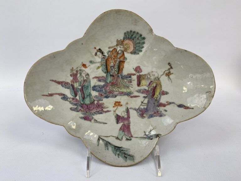COUPE A OFFRANDES EN PORCELAINE A DECOR EMAILLE POLYCHROME DANS LE STYLE DE LA…