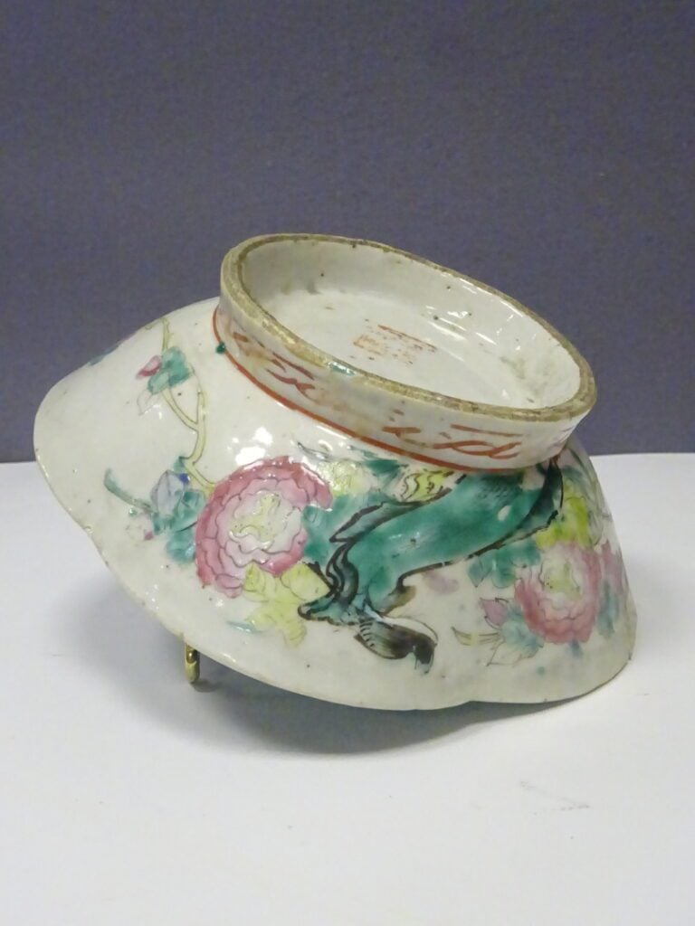 [-] COUPE A OFFRANDES EN PORCELAINE POLYLOBEE A DECOR EMAILLE DE LA FAMILLE ROS…