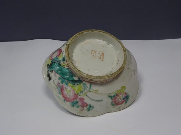 [-] COUPE A OFFRANDES EN PORCELAINE POLYLOBEE A DECOR EMAILLE DE LA FAMILLE ROS…