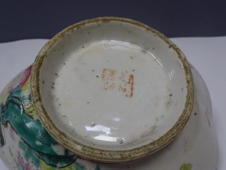[-] COUPE A OFFRANDES EN PORCELAINE POLYLOBEE A DECOR EMAILLE DE LA FAMILLE ROS…