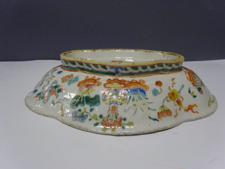 [-] COUPE A OFFRANDES EN PORCELAINE POLYLOBEE A DECOR EMAILLE DE LA FAMILLE ROS…