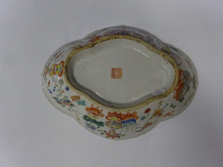 [-] COUPE A OFFRANDES EN PORCELAINE POLYLOBEE A DECOR EMAILLE DE LA FAMILLE ROS…