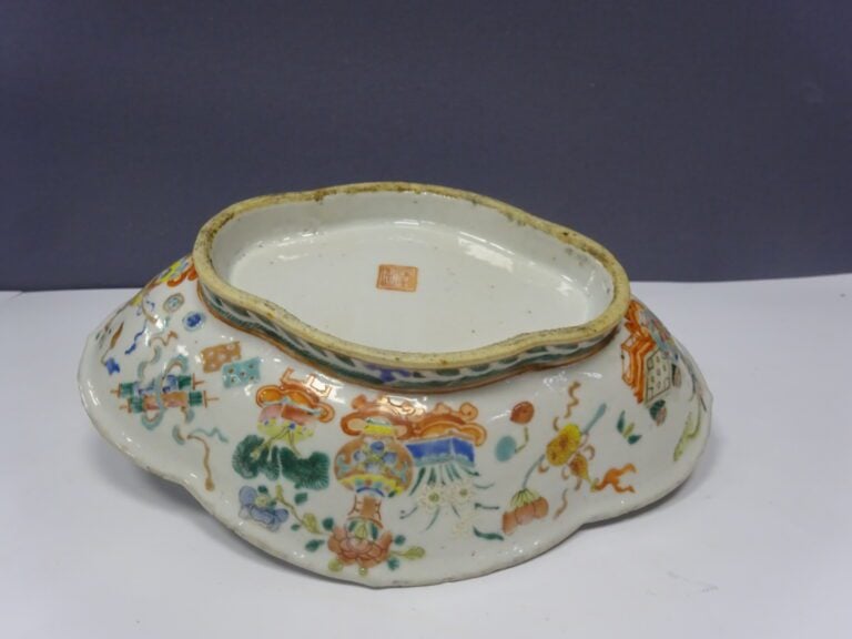 [-] COUPE A OFFRANDES EN PORCELAINE POLYLOBEE A DECOR EMAILLE DE LA FAMILLE ROS…