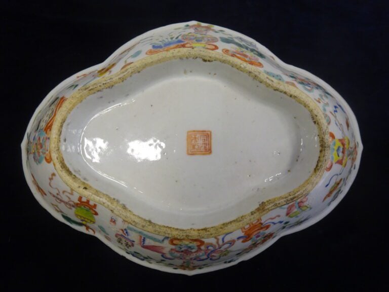 [-] COUPE A OFFRANDES EN PORCELAINE POLYLOBEE A DECOR EMAILLE DE LA FAMILLE ROS…