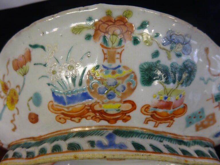 [-] COUPE A OFFRANDES EN PORCELAINE POLYLOBEE A DECOR EMAILLE DE LA FAMILLE ROS…
