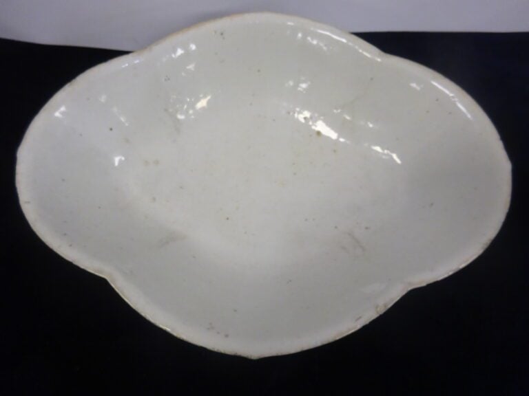 [-] COUPE A OFFRANDES EN PORCELAINE POLYLOBEE A DECOR EMAILLE DE LA FAMILLE ROS…
