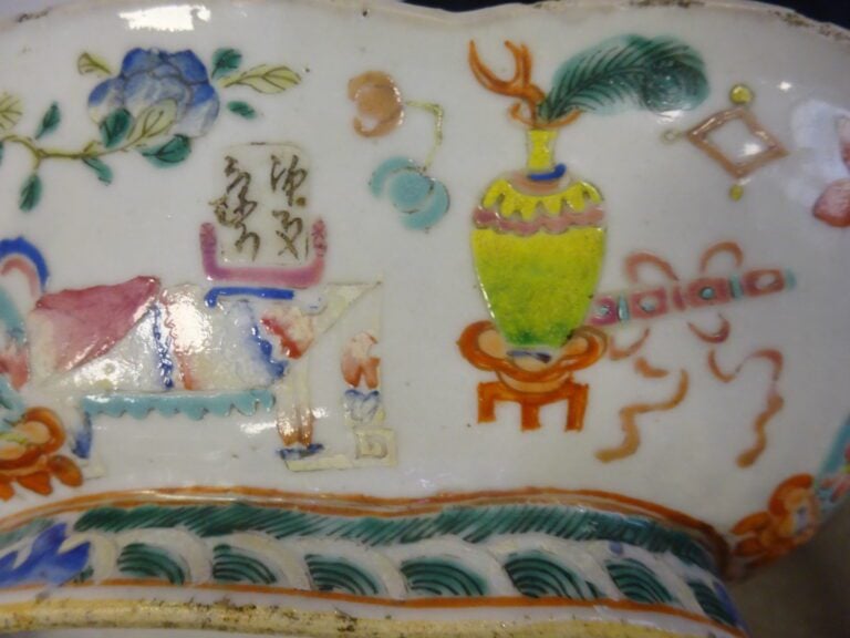 [-] COUPE A OFFRANDES EN PORCELAINE POLYLOBEE A DECOR EMAILLE DE LA FAMILLE ROS…