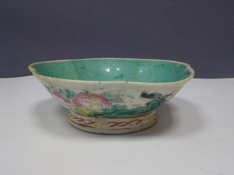 [-] COUPE A OFFRANDES EN PORCELAINE POLYLOBEE A DECOR EMAILLE DE LA FAMILLE ROS…