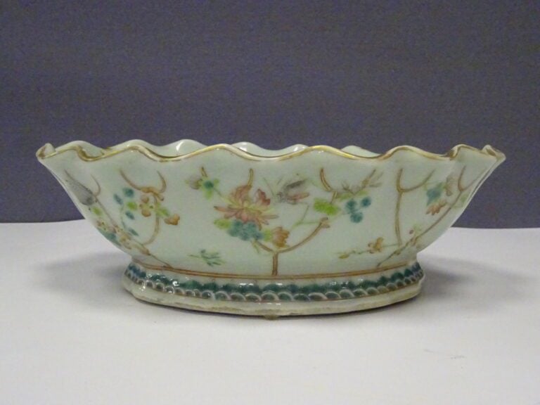 [-] COUPE A OFFRANDES POLYLOBEE EN PORCELAINE DE CANTON A DECOR EMAILLE DE LA F…