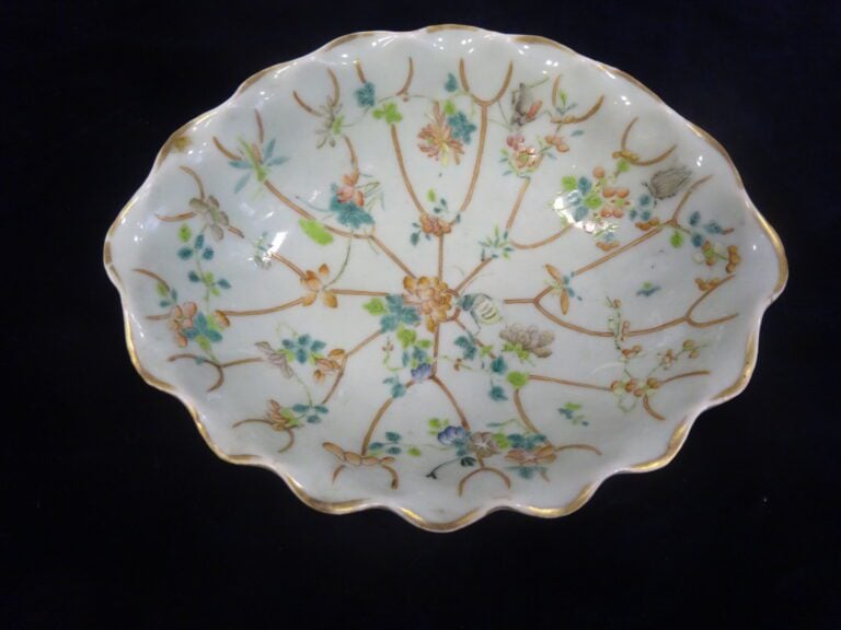 [-] COUPE A OFFRANDES POLYLOBEE EN PORCELAINE DE CANTON A DECOR EMAILLE DE LA F…