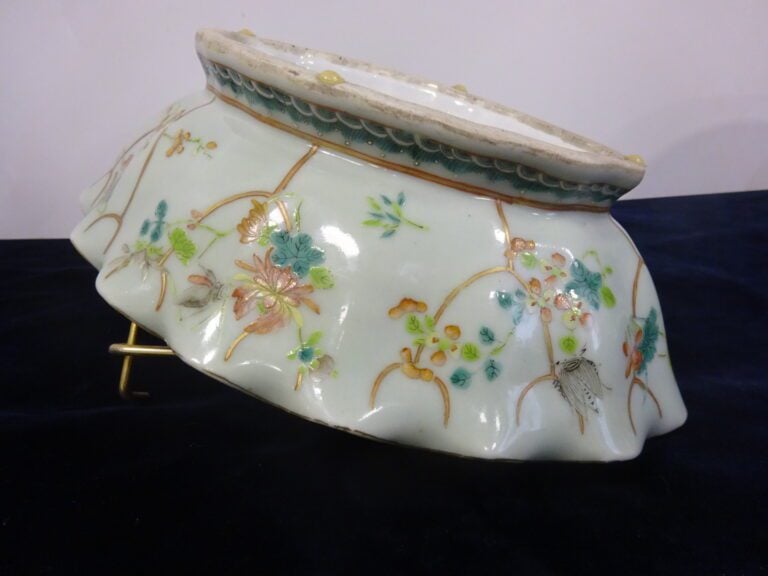 [-] COUPE A OFFRANDES POLYLOBEE EN PORCELAINE DE CANTON A DECOR EMAILLE DE LA F…
