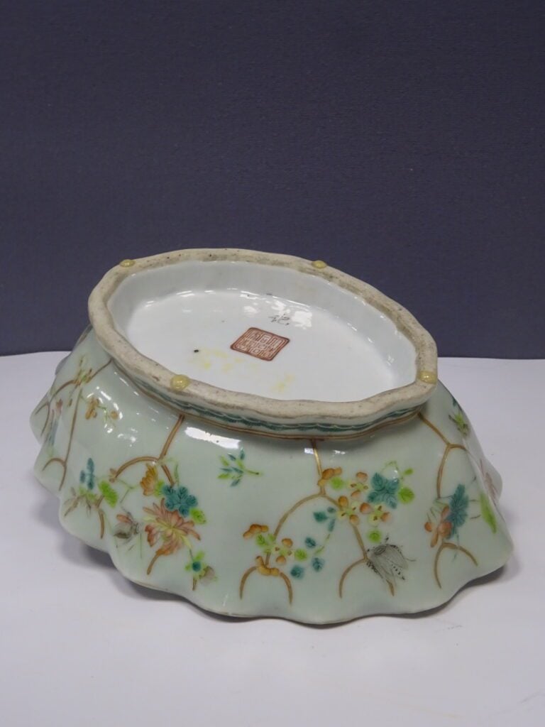 [-] COUPE A OFFRANDES POLYLOBEE EN PORCELAINE DE CANTON A DECOR EMAILLE DE LA F…