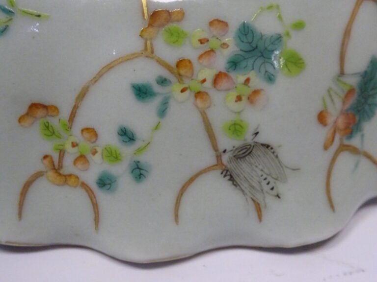 [-] COUPE A OFFRANDES POLYLOBEE EN PORCELAINE DE CANTON A DECOR EMAILLE DE LA F…