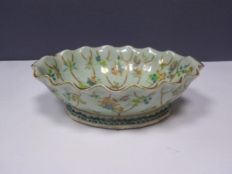 [-] COUPE A OFFRANDES POLYLOBEE EN PORCELAINE DE CANTON A DECOR EMAILLE DE LA F…