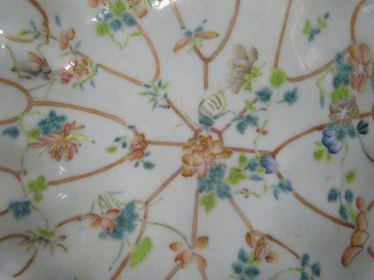 [-] COUPE A OFFRANDES POLYLOBEE EN PORCELAINE DE CANTON A DECOR EMAILLE DE LA F…