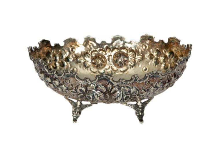 Coupe en argent 800 millièmes, à décor repoussé de fleurettes. - Longueur: 19 c…