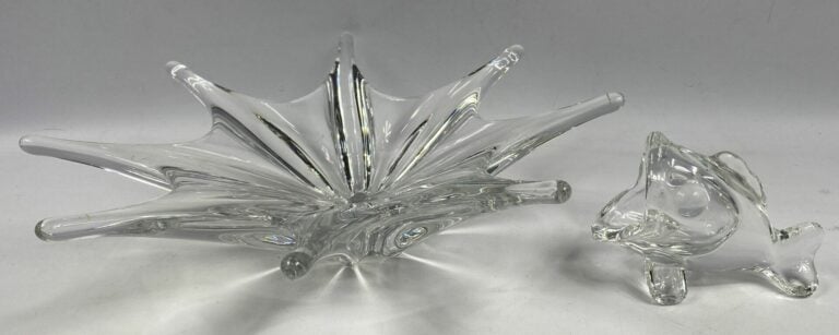 Coupe en cristal à bords étirés - On joint un sujet Poisson en cristal moulé -…