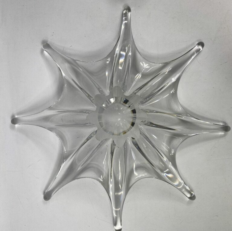 Coupe en cristal à bords étirés - On joint un sujet Poisson en cristal moulé -…