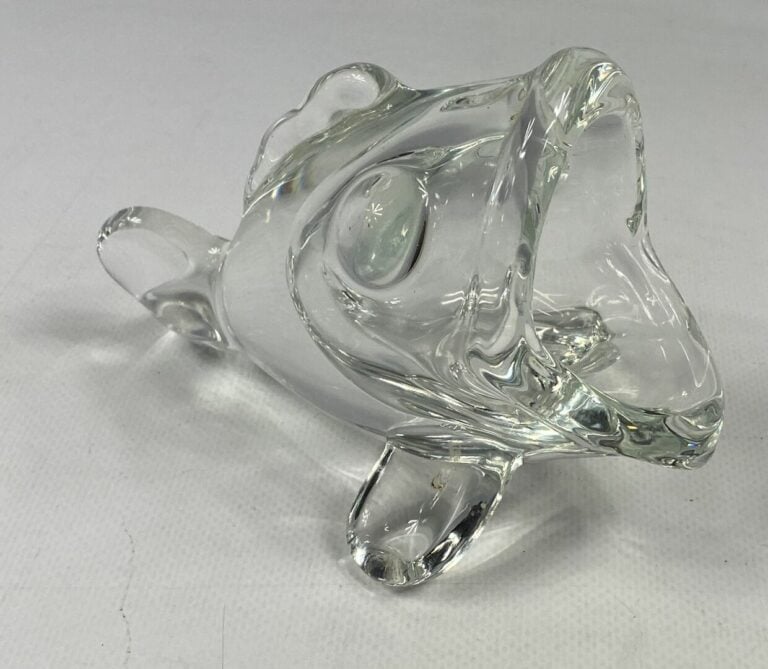 Coupe en cristal à bords étirés - On joint un sujet Poisson en cristal moulé -…