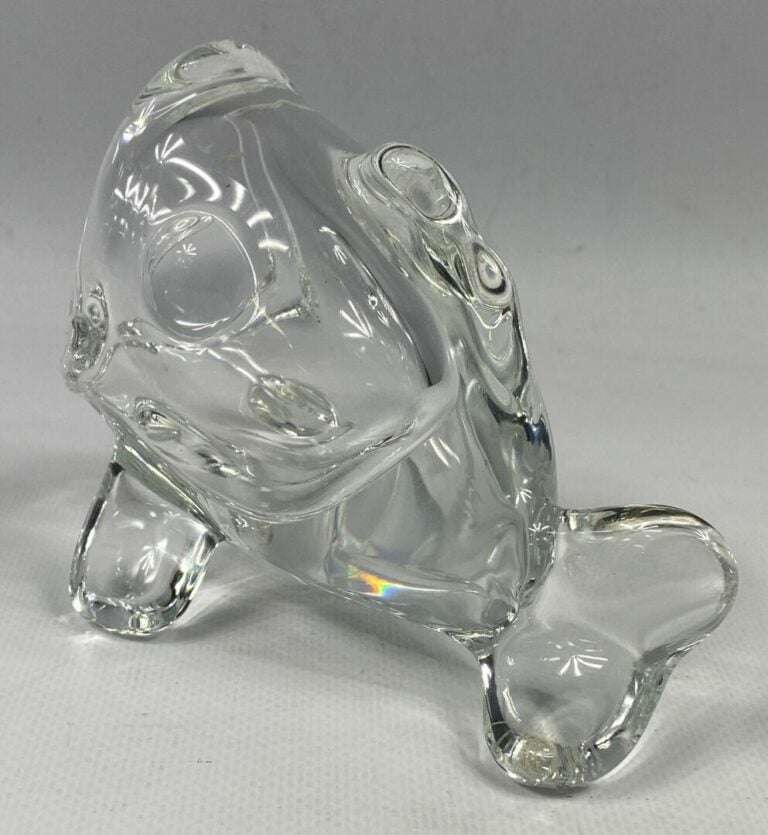 Coupe en cristal à bords étirés - On joint un sujet Poisson en cristal moulé -…