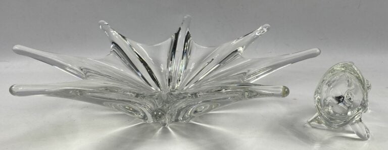 Coupe en cristal à bords étirés - On joint un sujet Poisson en cristal moulé -…