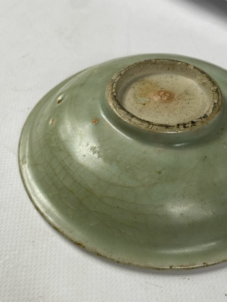Coupe en grès émaillé céladon. - CHINE - Epoque MING (1368 - 1644) - (restaurat…