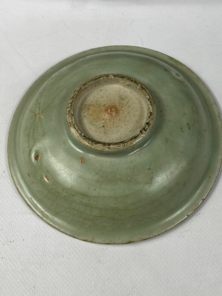 Coupe en grès émaillé céladon. - CHINE - Epoque MING (1368 - 1644) - (restaurat…