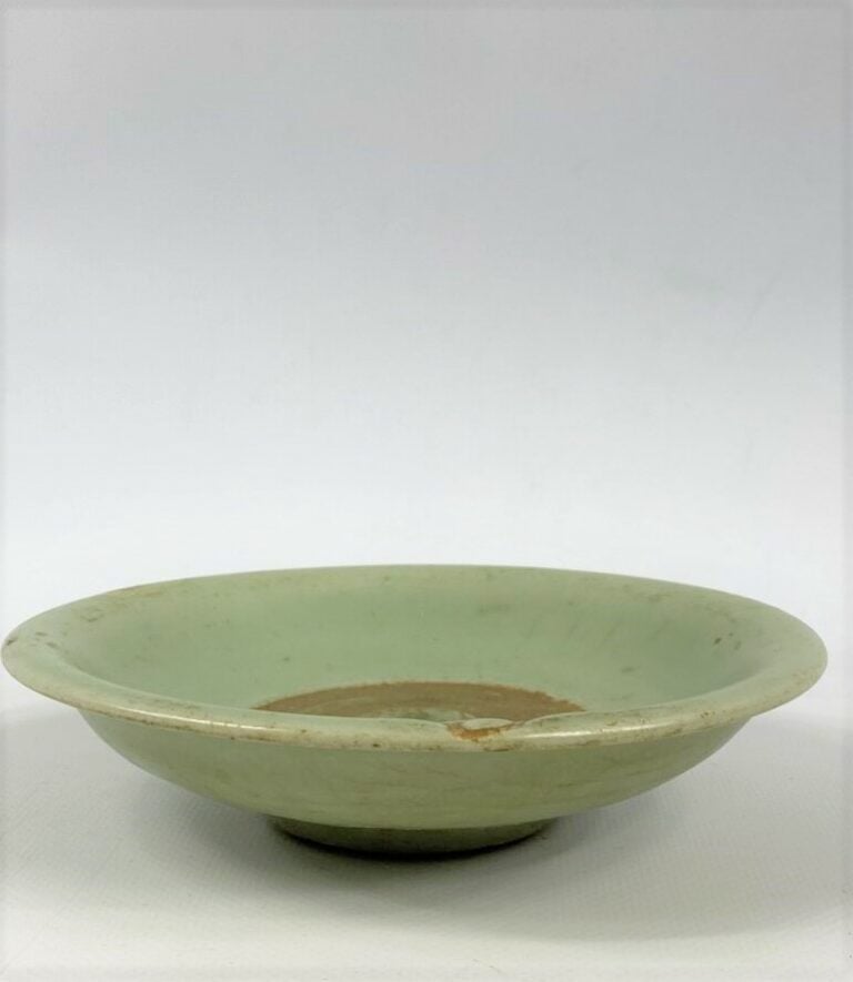 Coupe en grès émaillé céladon. - CHINE - Epoque MING (1368 - 1644) - (restaurat…