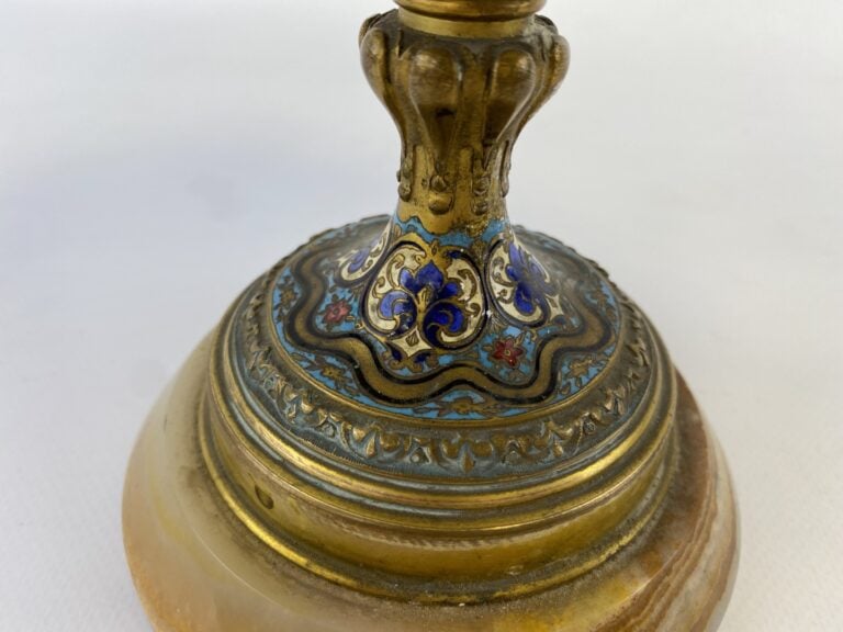 Coupe en onyx et émaux polychrome. Monture en bronze doré. - H: ?
