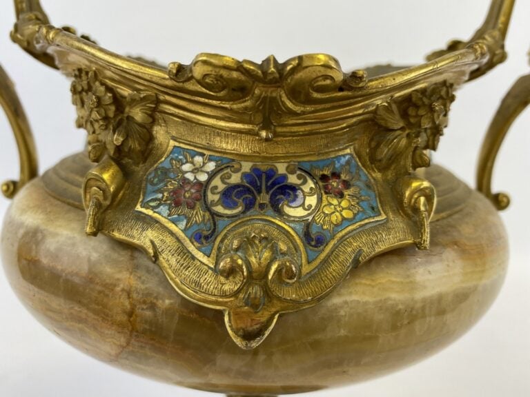 Coupe en onyx et émaux polychrome. Monture en bronze doré. - H: ?