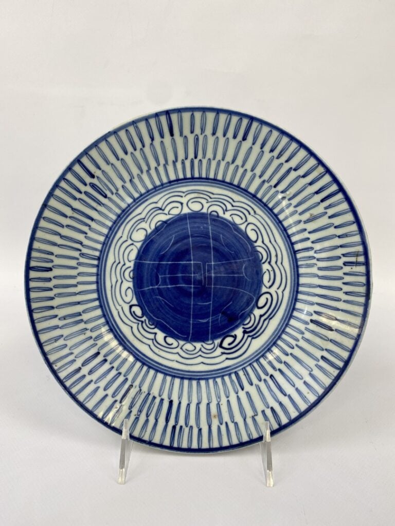 COUPE EN PORCELAINE BLANC BLEU A DECOR IRRADIANT - Chine, Fin de la Dynastie Qi…