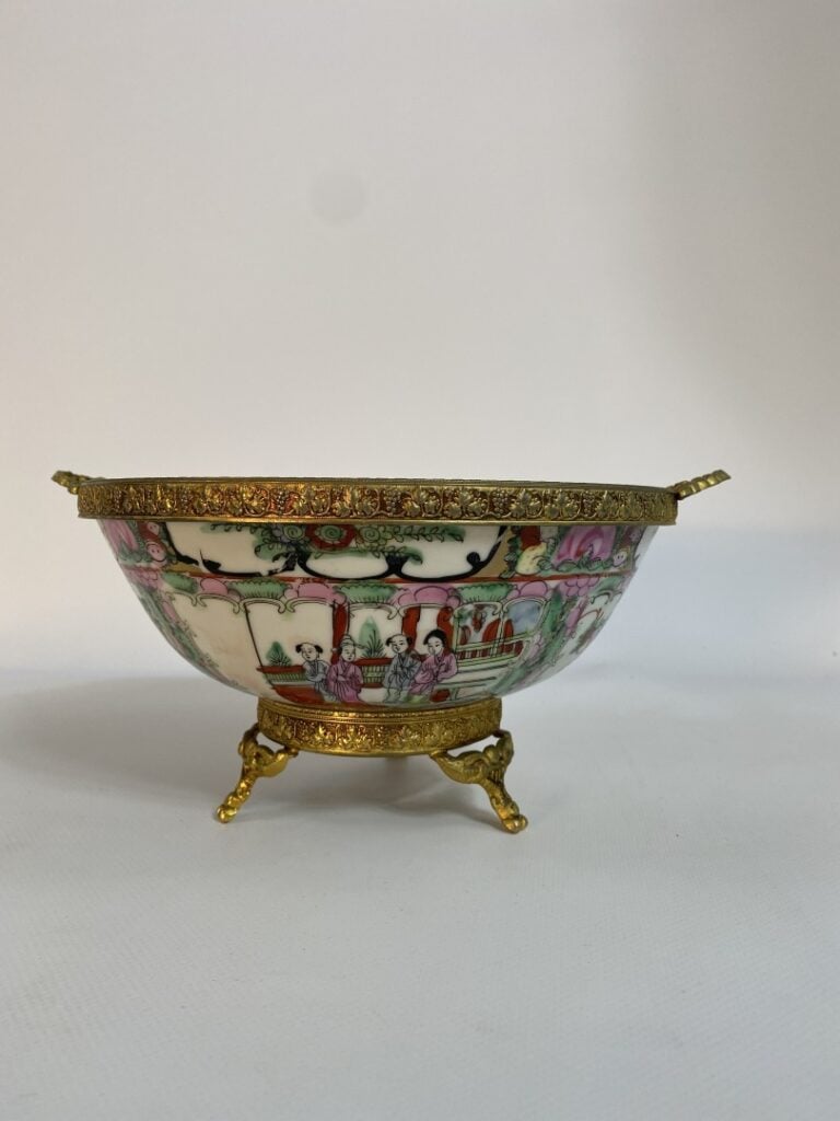Coupe en porcelaine polychrome, dans le goût de Canton - A décor de scène de pa…