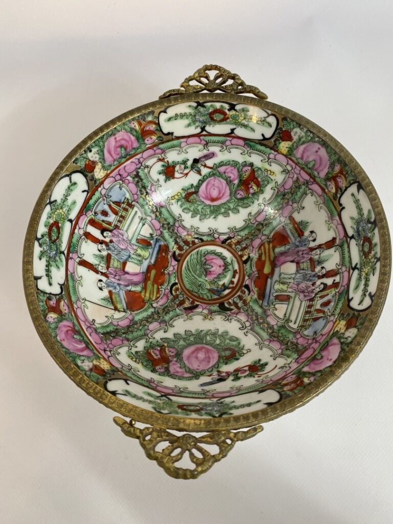 Coupe en porcelaine polychrome, dans le goût de Canton - A décor de scène de pa…