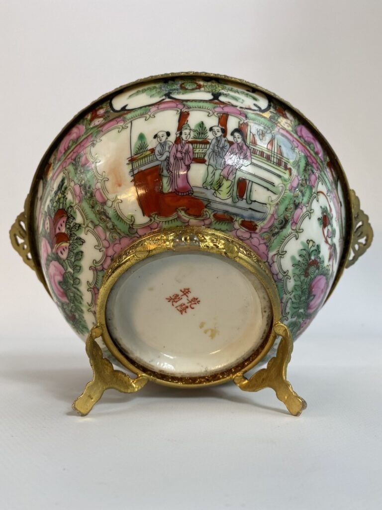 Coupe en porcelaine polychrome, dans le goût de Canton - A décor de scène de pa…