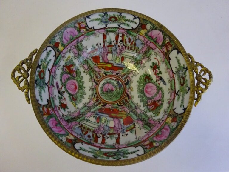 Coupe en porcelaine polychrome, dans le goût de Canton - A décor de scène de pa…