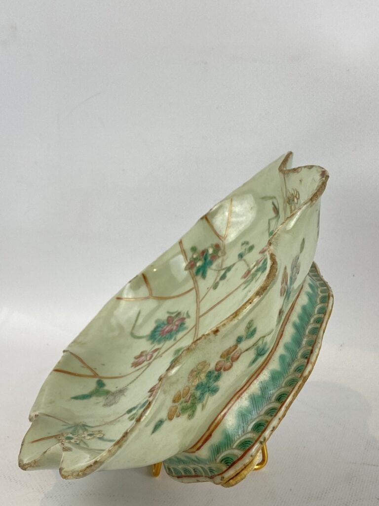 Coupe polylobée en porcelaine céladon émaillée dans le goût de la "Famille rose…