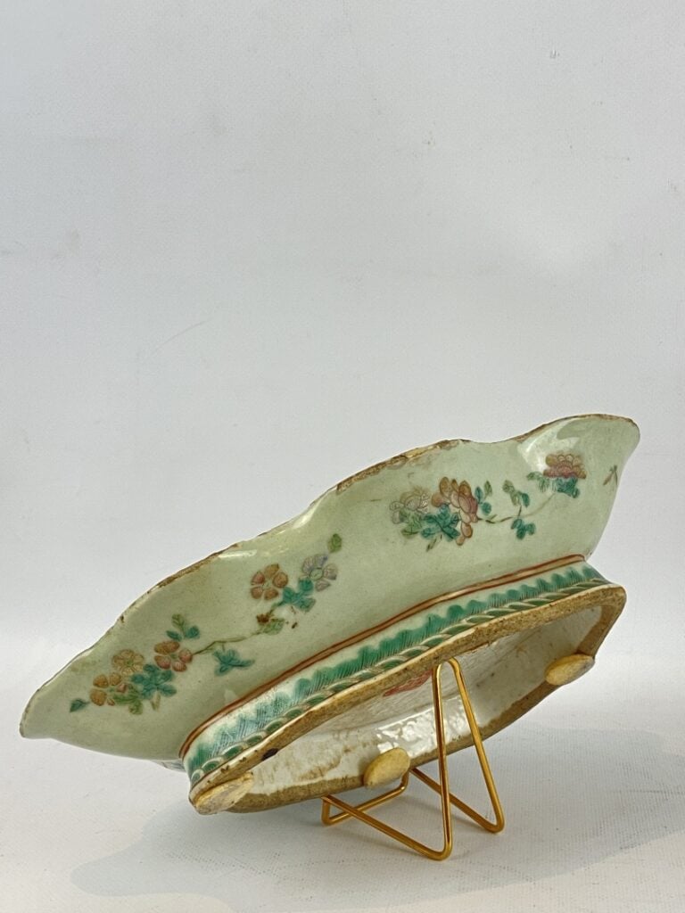 Coupe polylobée en porcelaine céladon émaillée dans le goût de la "Famille rose…
