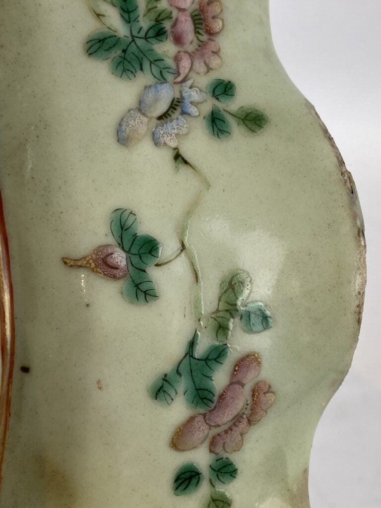 Coupe polylobée en porcelaine céladon émaillée dans le goût de la "Famille rose…