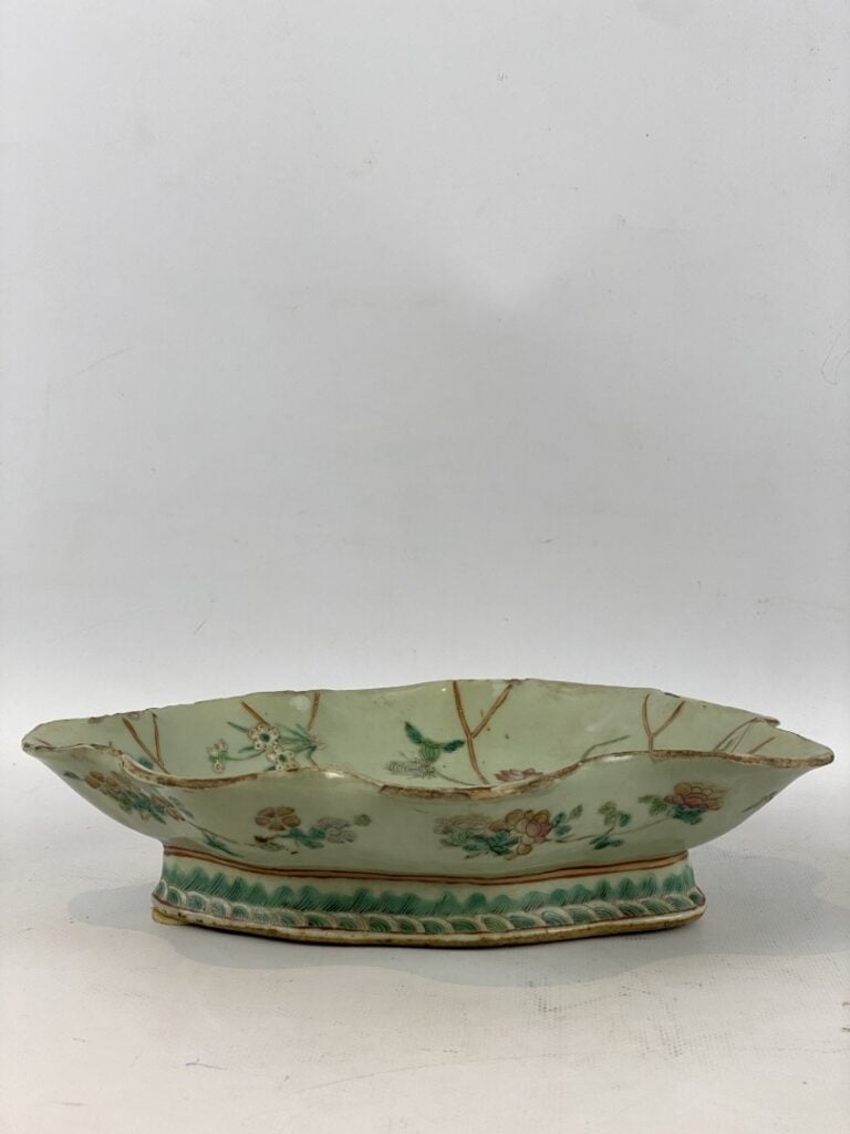 Coupe polylobée en porcelaine céladon émaillée dans le goût de la "Famille rose…