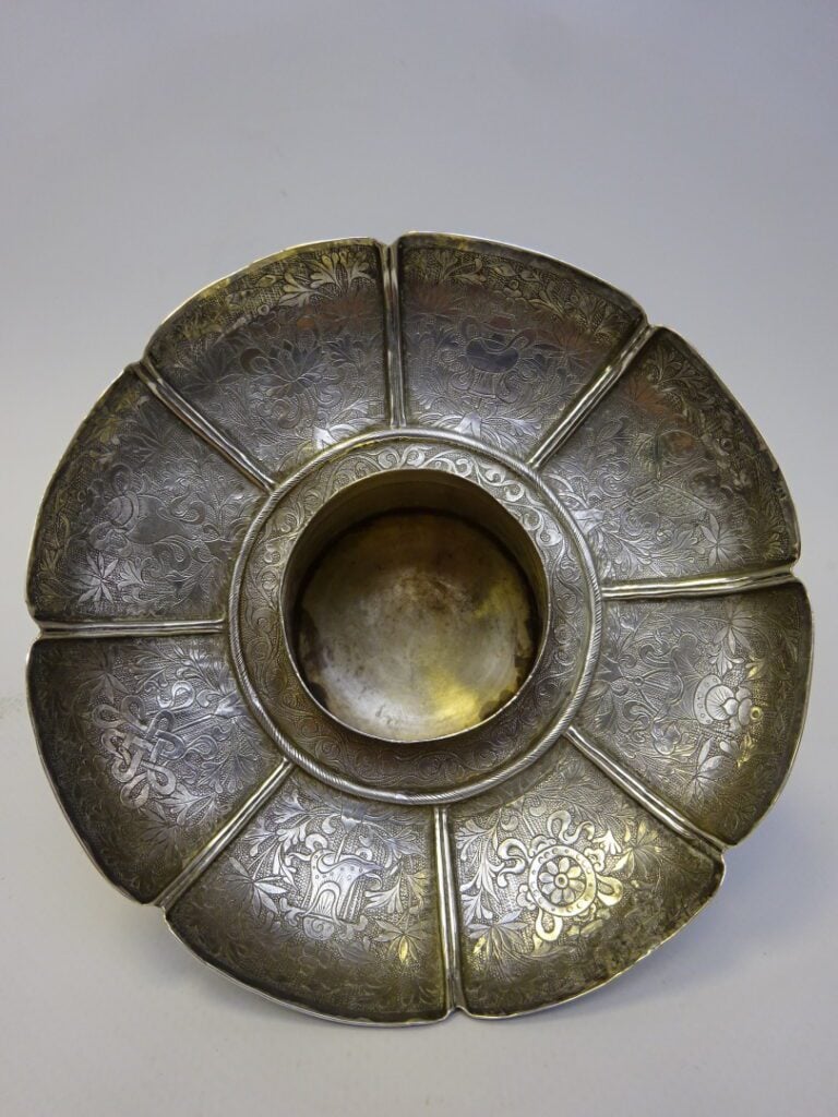 COUPE-SUPPORT POLYLOBEE SUR PIEDS A PANS COUPES EN ARGENT - Chine ou Tibet - En…