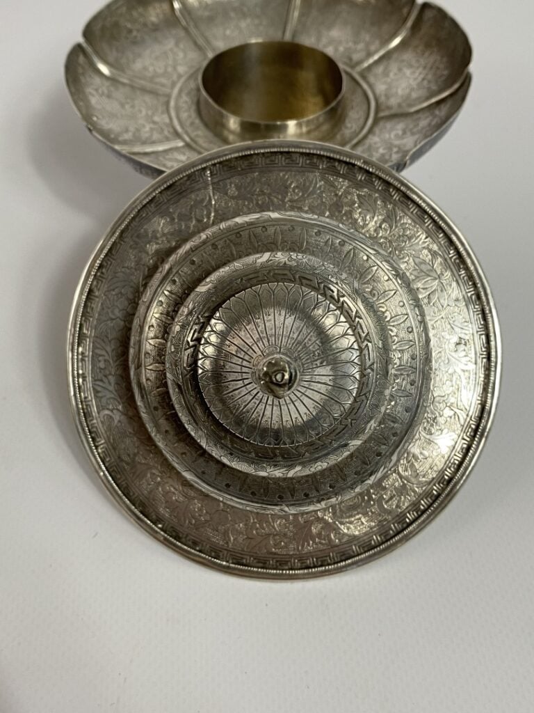 COUPE-SUPPORT POLYLOBEE SUR PIEDS A PANS COUPES EN ARGENT - Chine ou Tibet - En…