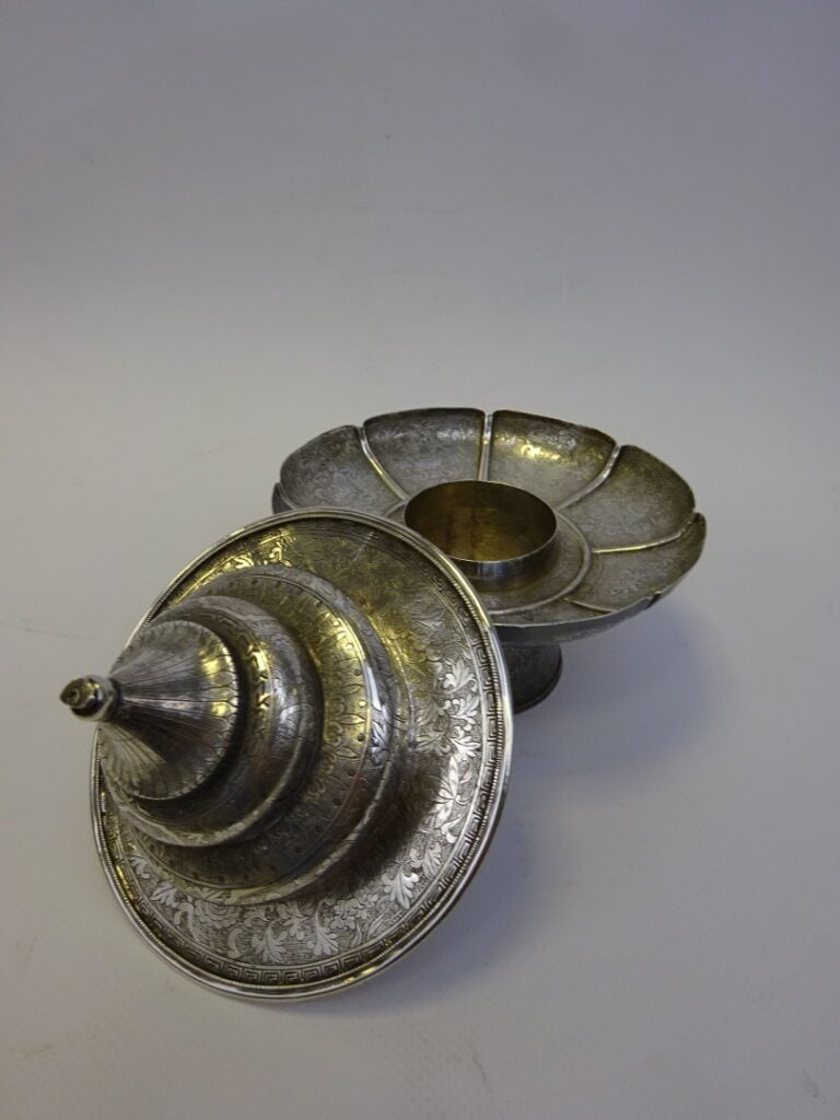 COUPE-SUPPORT POLYLOBEE SUR PIEDS A PANS COUPES EN ARGENT - Chine ou Tibet - En…