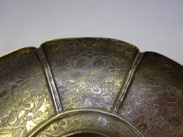 COUPE-SUPPORT POLYLOBEE SUR PIEDS A PANS COUPES EN ARGENT - Chine ou Tibet - En…