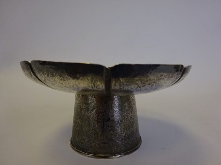 COUPE-SUPPORT POLYLOBEE SUR PIEDS A PANS COUPES EN ARGENT - Chine ou Tibet - En…