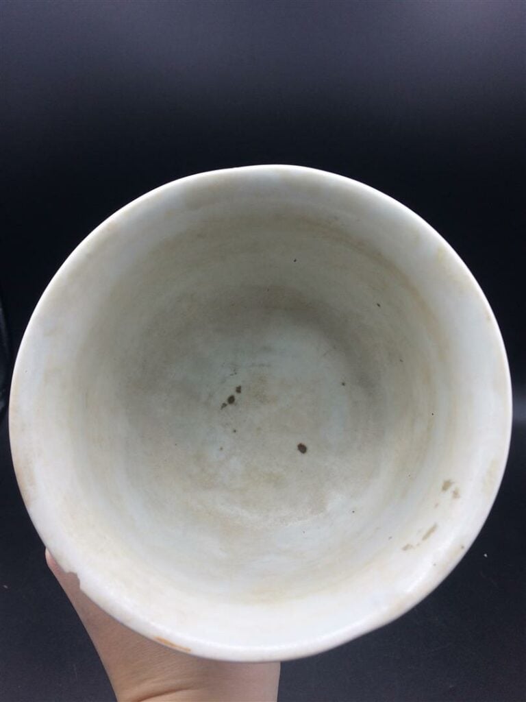 [.] COUPE SUR PIED EN PORCELAINE A DECOR BLEU BLANC - Chine, Style Ming - A pie…