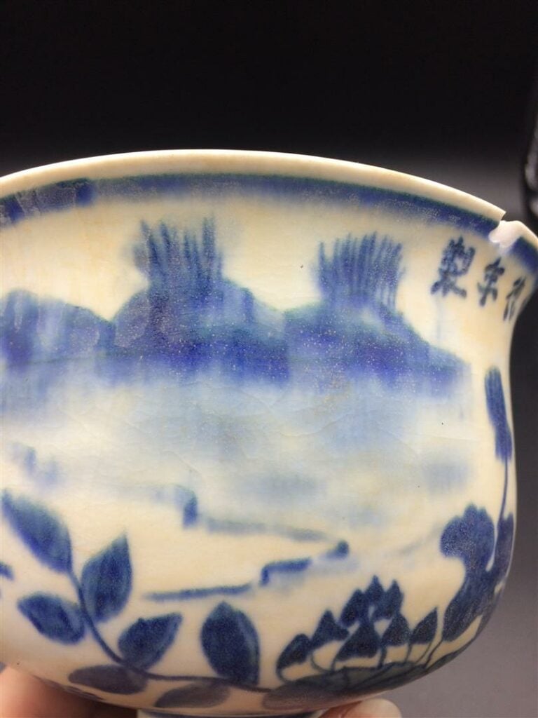 [.] COUPE SUR PIED EN PORCELAINE A DECOR BLEU BLANC - Chine, Style Ming - A pie…