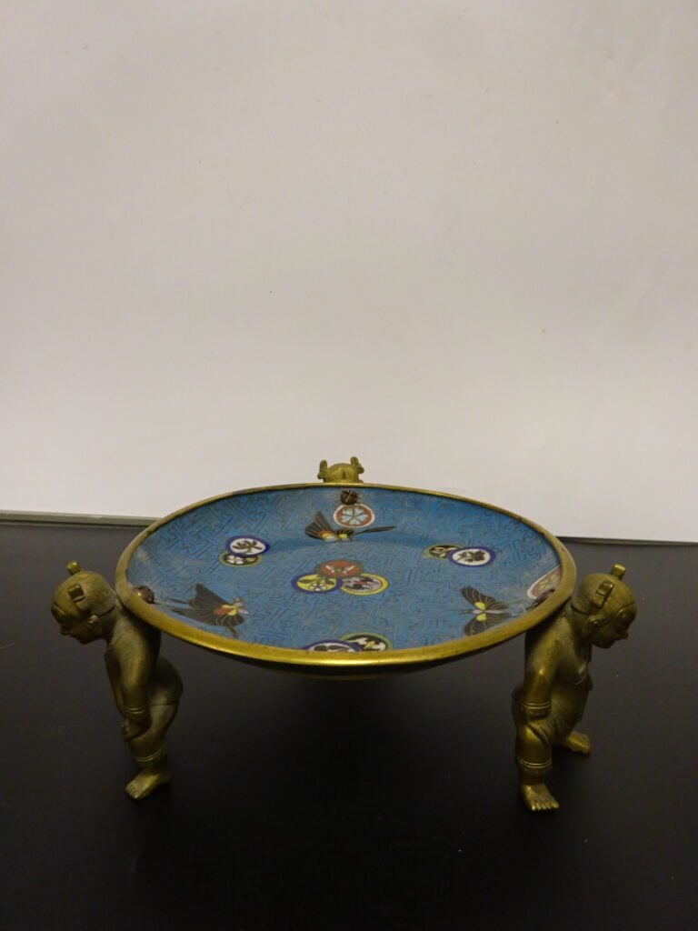 [.] COUPE TRIPODE EN BRONZE ET EMAUX CLOISONNES - Chine, XIXe siècle - Elle rep…