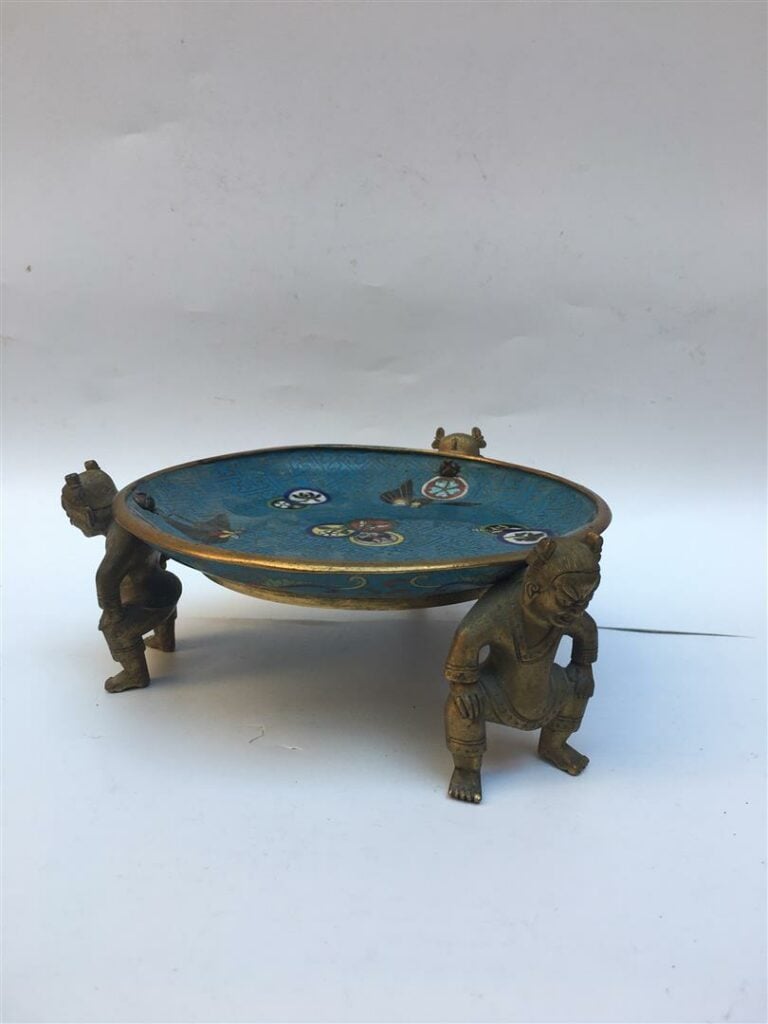 [.] COUPE TRIPODE EN BRONZE ET EMAUX CLOISONNES - Chine, XIXe siècle - Elle rep…